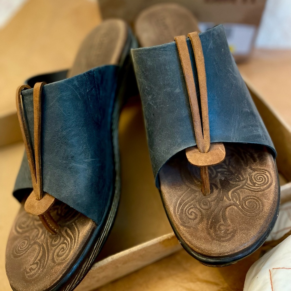 Born Navy Blue Hanita sz 10M like new!